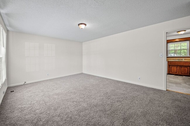 Photo - 4 Bedroom Pet Friendly Home For Rent Near Post!