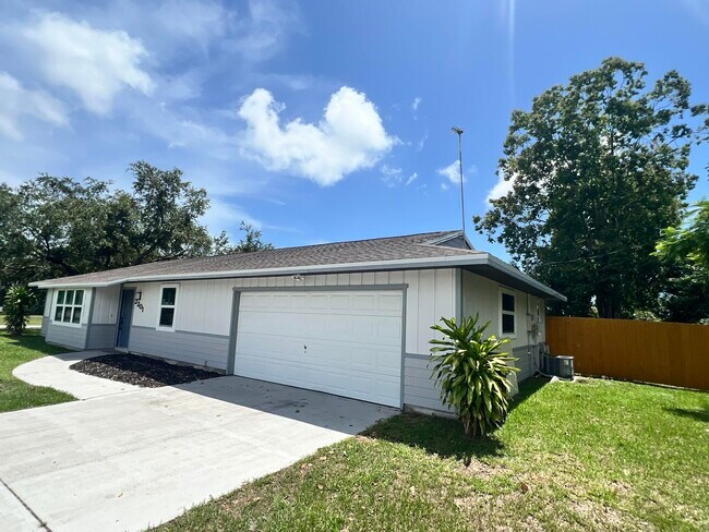 2301 SE Lennard Rd House House - Image