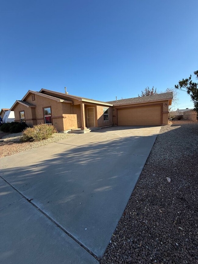 Building Photo - 4 Bedroom, 2 Bathroom House Available Now!