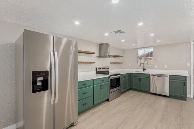Building Photo - 736 S Farmer Ave Unit 01