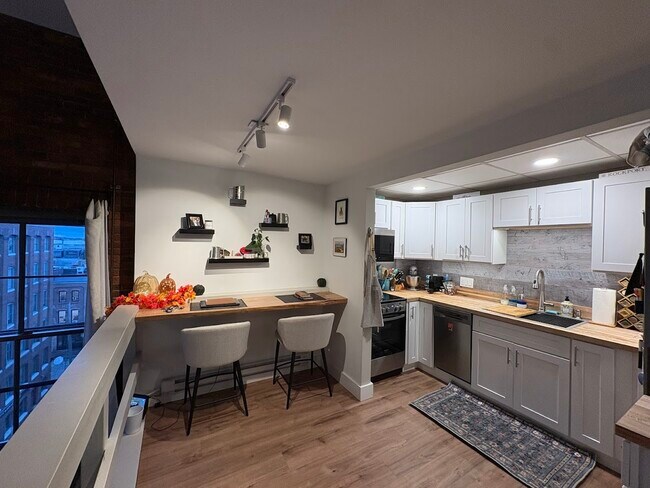 Kitchen snackbar - 99 Silver St Unit 4-6