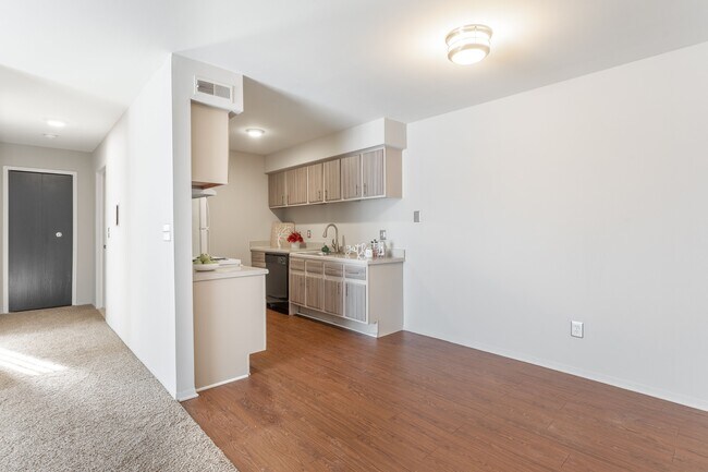 Photo - Farmington View Apartments - Farmington Hills, MI