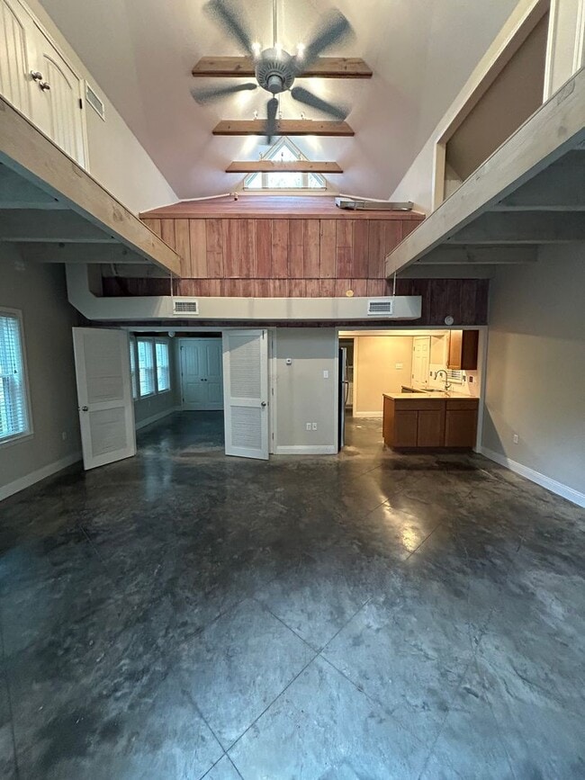 Building Photo - Beautiful apartment on parklike grounds Unit Apt #2, 1st fl