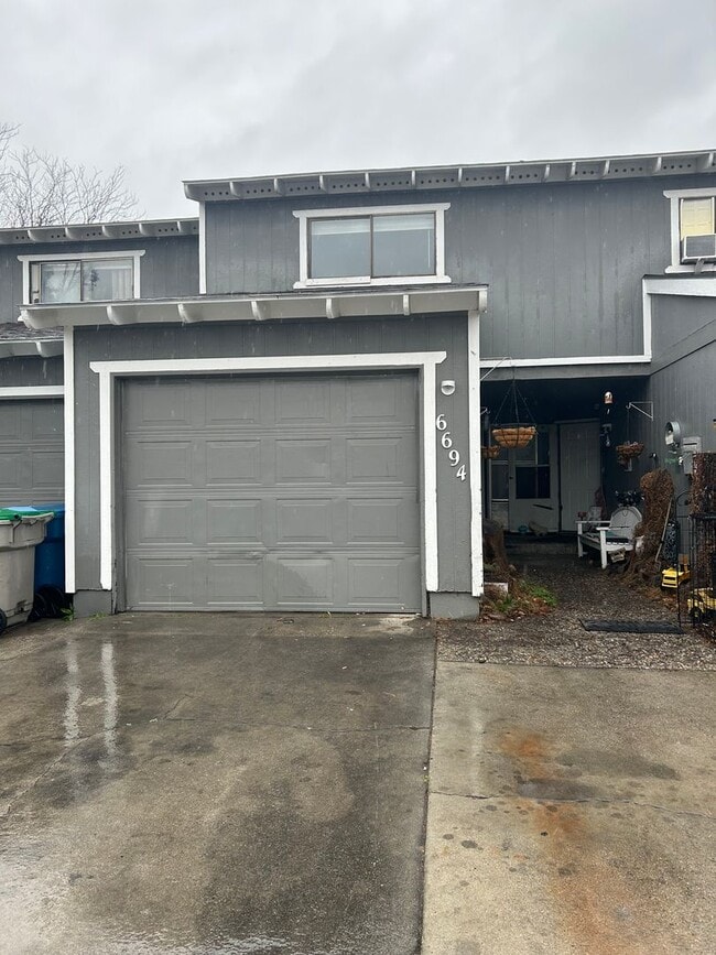 Building Photo - 2bed, 1.5 bath Duplex with Garage & Fenced Yard!