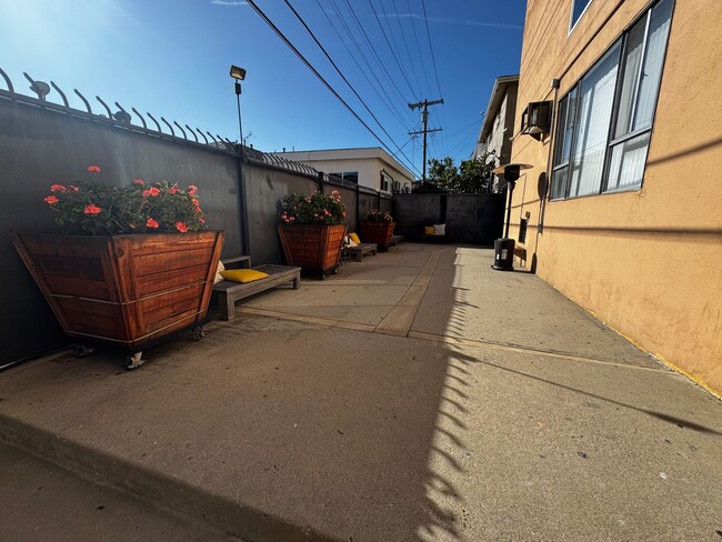 Photo - COMING SOON - Remodeled Studio - Melrose Hill - $1675 - 1st Month Free Unit 36