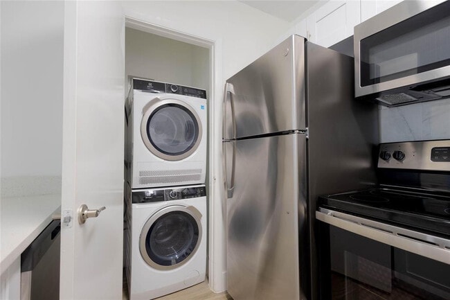 Building Photo - 4481 W McNab Rd Unit 28