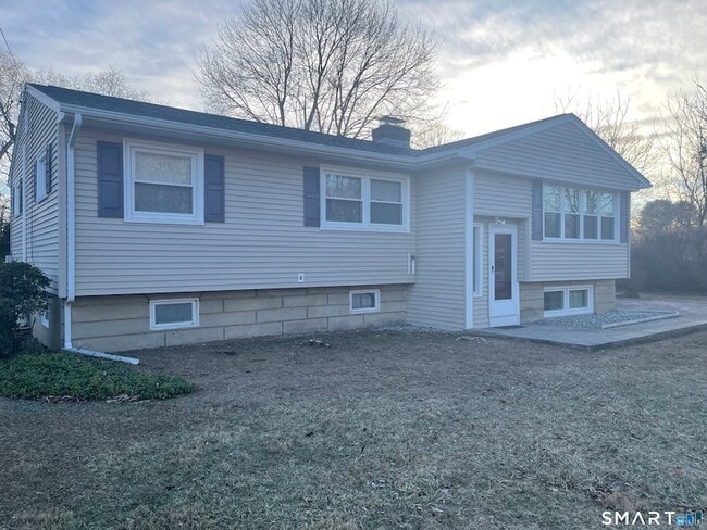 7 Riverbend Dr