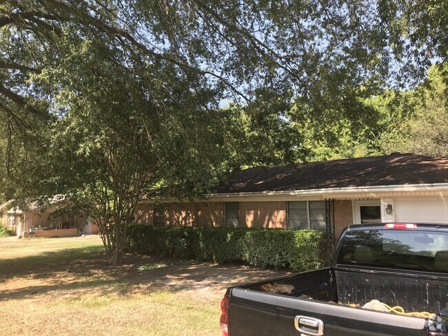 Building Photo - 3/2/1 Fenced yard Rental