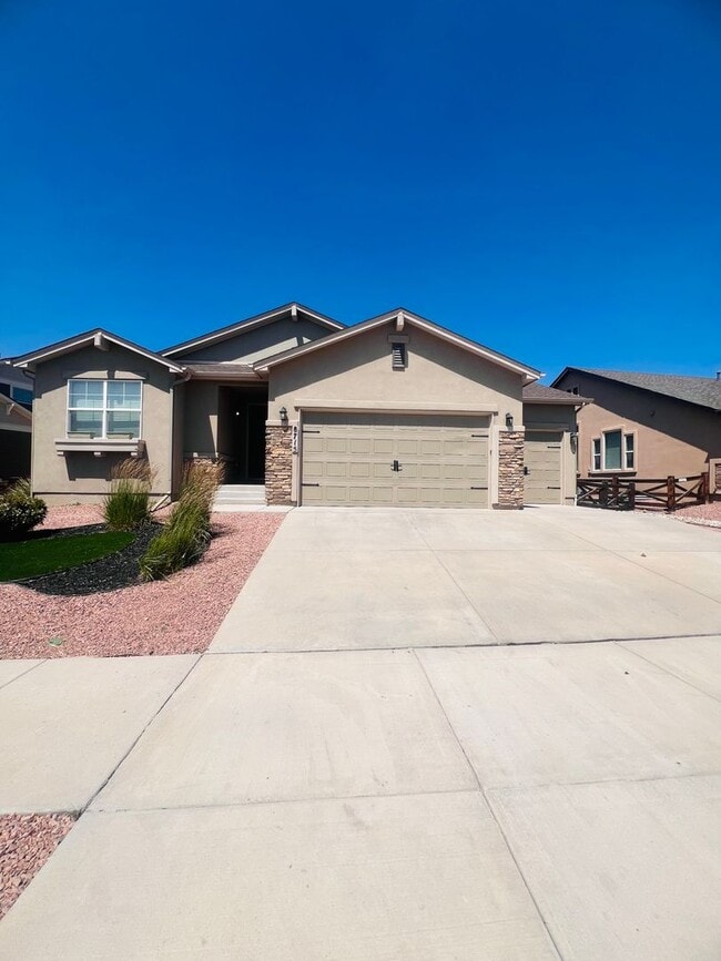 Building Photo - Don't miss the opportunity to make this wonderful house your next home.