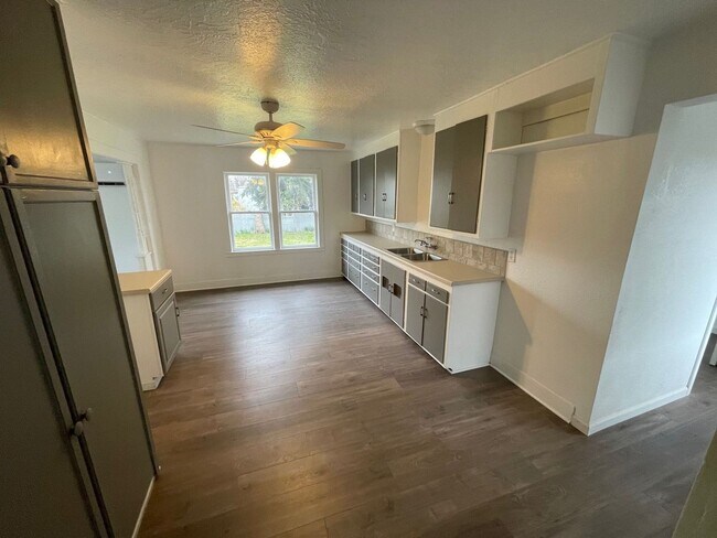 Photo - 3916 Homedale Rd