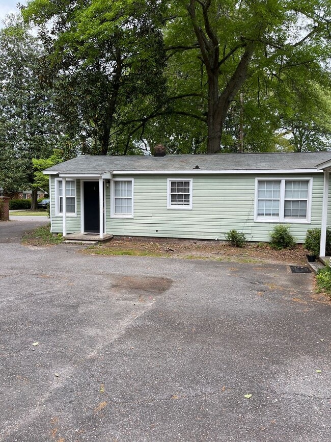 Building Photo - 2 Bed, 1 Bath Apartment Unit Apt 1