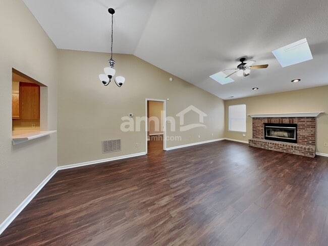 Photo - 220 Longview Bend