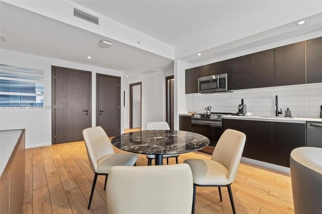 Photo - 398 NE 5th St