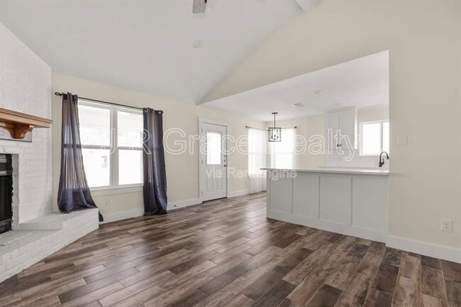 Building Photo - 740 N League Rental