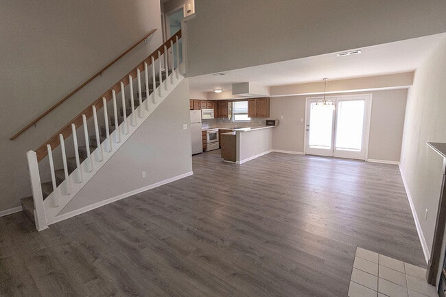 1915 Greenleaves Ct