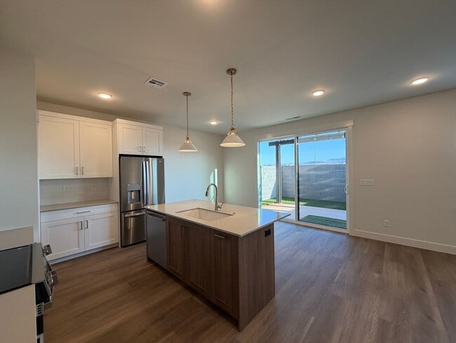 Photo - 614 Hemsworth Ln