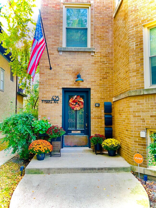 Building Front Door - 425 N Maple Ave Unidad 2