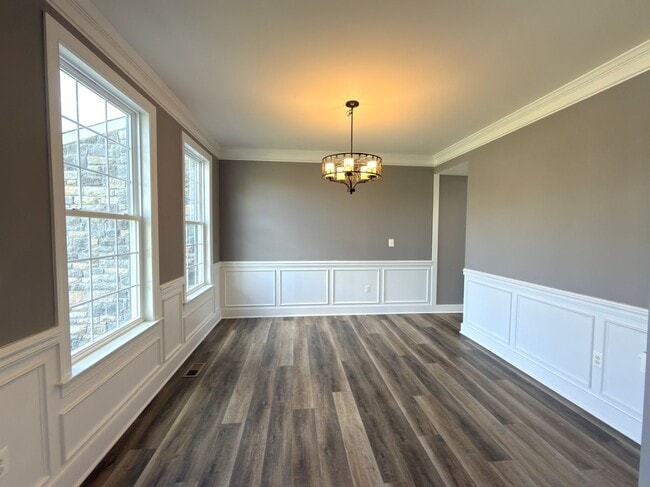 Photo - Spacious 4 Bed 3.5 Bath Home in Round Hill VA For Rent!