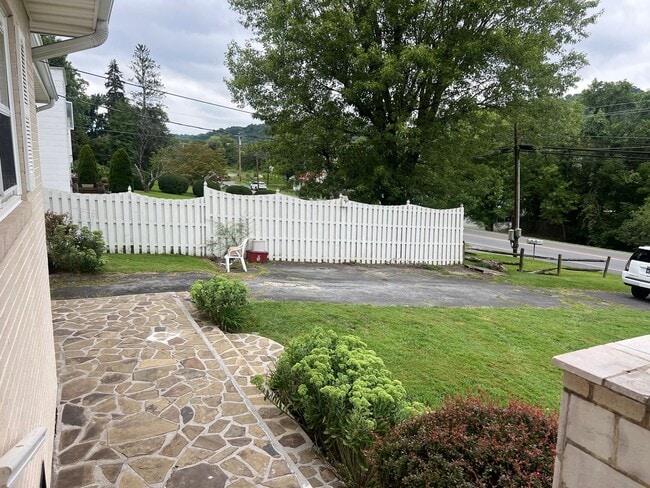 Photo - One Level Home! 3or 4 bedroom 1 bath with ...