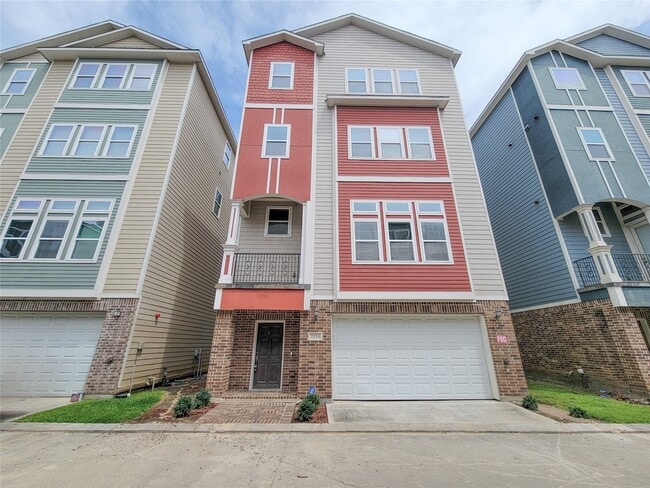 Building Photo - 2114 Bidwell Dr