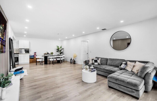 Photo - 1735 NE 147th St