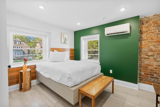 Building Photo - 2305 N 50th St Unit 2FL R2 Rental