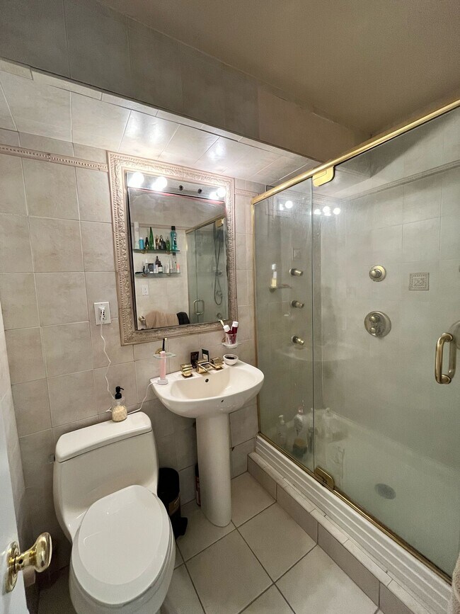 Bathroom - 6515 Boulevard E Unit 1P