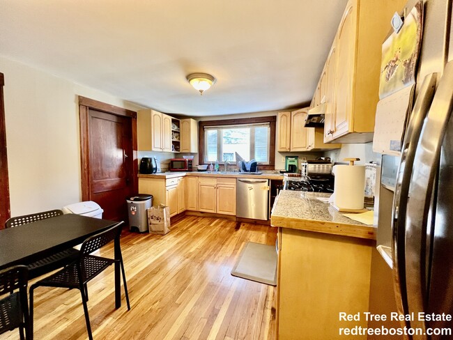 Building Photo - 10 Stockwell St Unit 10 Rental