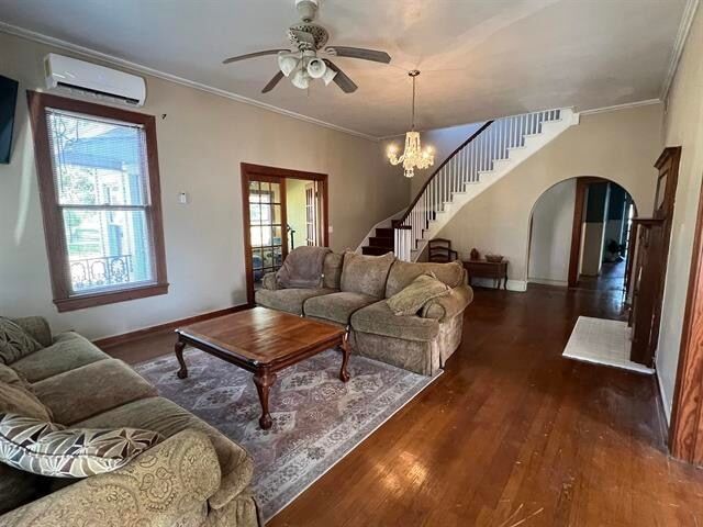 Photo - 305 W Main St