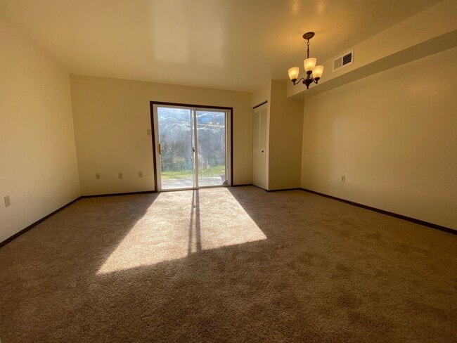 Photo - Check This Out! 3 BR Townhome with Washer & Dryer + Equipped Kitchen with Dishwasher! Call Today! Unidad 113