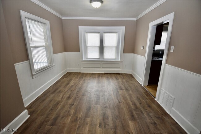 Photo - 583 Victoria Ave