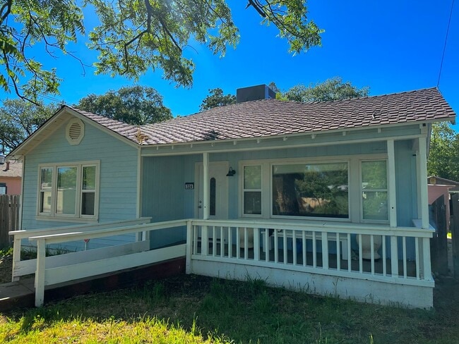 Charming 3-Bedroom Downtown Home with Back... - Charming 3-Bedroom Downtown Home with Back...