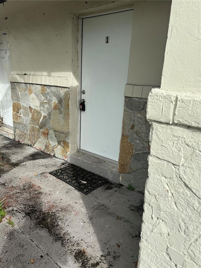 Building Photo - 2645 NW 21st Ave Unit 1