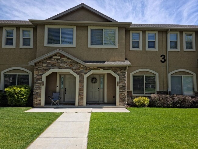 Building Photo - Beautiful 3 Bed, 2.5 bath Townhome with Attached 2 Car Garage in Rock Creek
