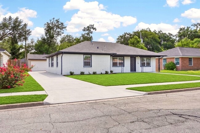 Building Photo - 1202 Dogwood Dr