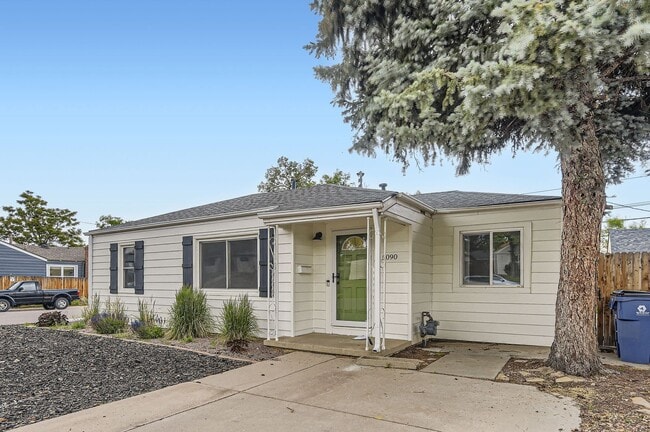 Building Photo - Remodeled 2BD, 1.5BA Chaffee Park Home with 1-Car Garage