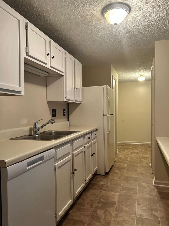 Photo - Available Now! Spacious 2 Bedroom Apartment!!