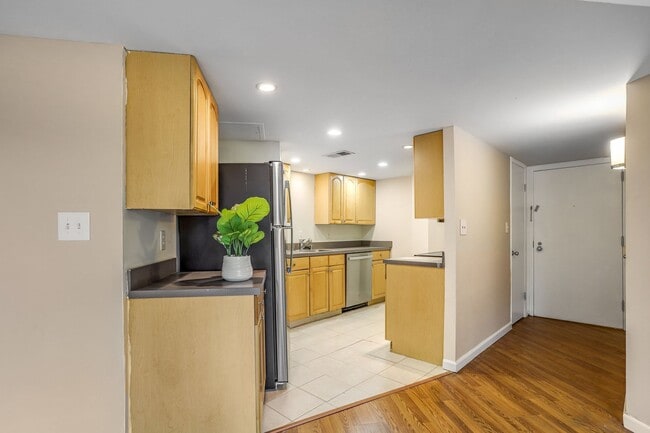 Building Photo - 1 Bedroom Meridian Hill Oasis - Parking In... Rental