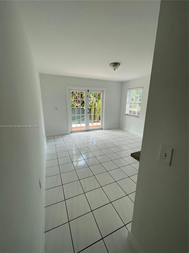 Photo - 2939 SW 36th Ave Unidad rear