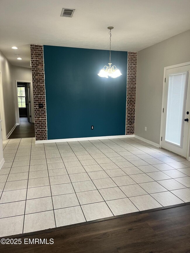 Photo - 391 Makenzie Ln