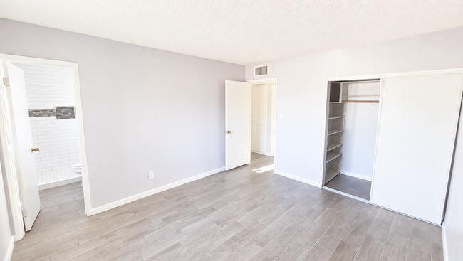 Photo - 2024 N 81st Pl