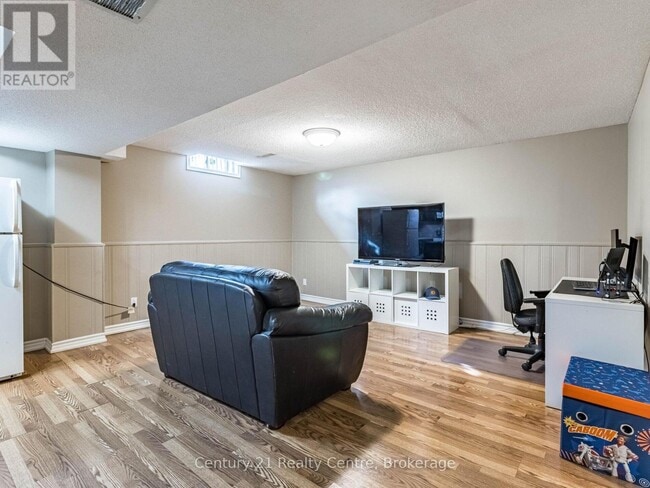 Photo - 34 Niagara Pl
