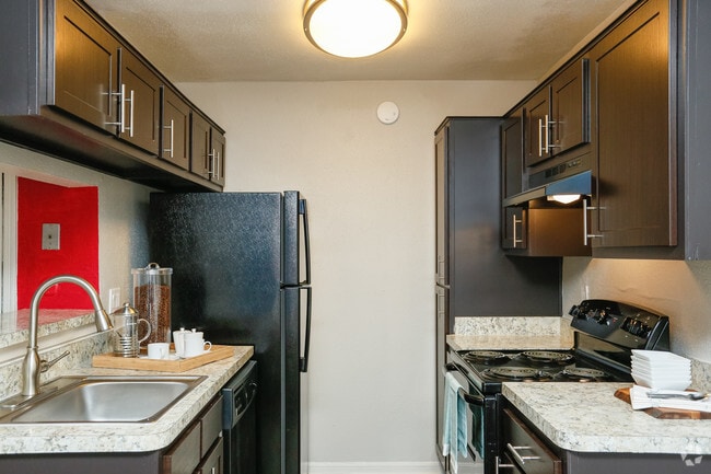 1BR, 1BA - 632SF - Kitchen