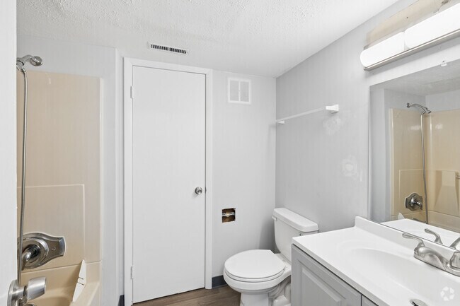 2BR, 1.5BA - 1,100SF - Bathroom