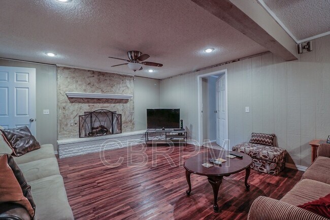 Photo - 2837 66th St