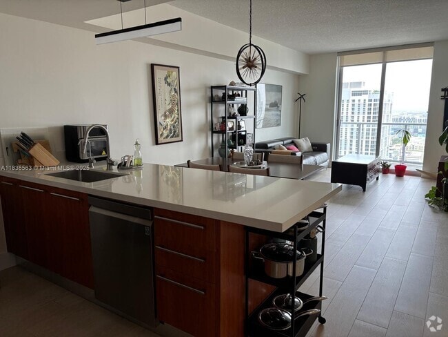 Building Photo - 185 SW 7th St Unit 3403 Rental