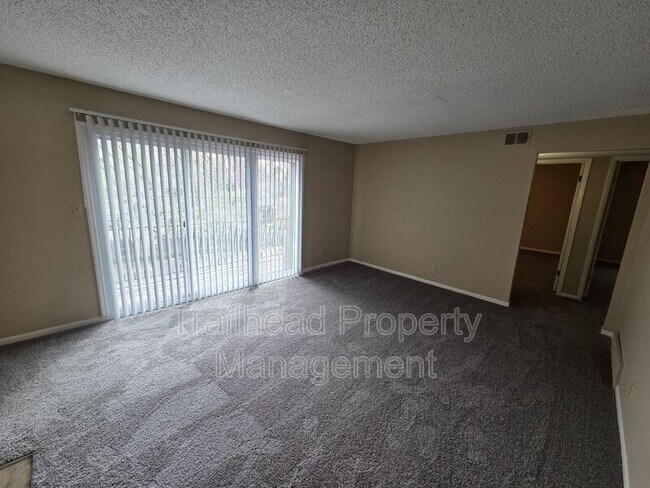 Photo - 5717 Outlook St