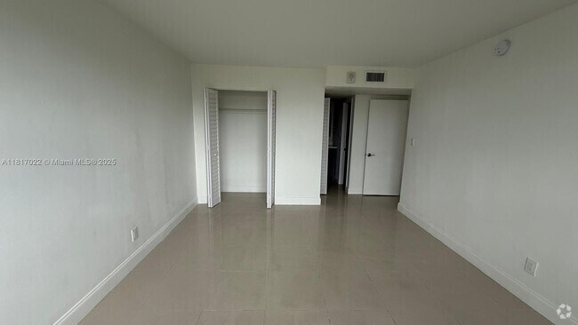 Building Photo - 16546 NE 26th Ave Unit 4H Rental