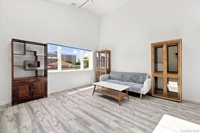 Photo - 537 E Broadway Unit 201