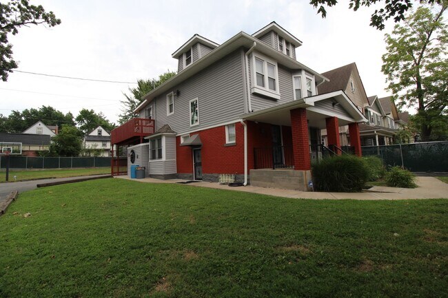 Photo - 3215 Charlotte St